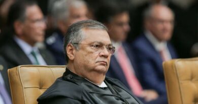 Dino proíbe novas leis e atos que criem “penduricalhos” fora do teto