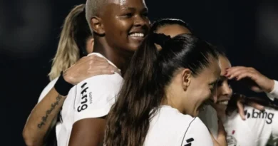 Corinthians goleia Santos e mantém liderança do Brasileirão Feminino