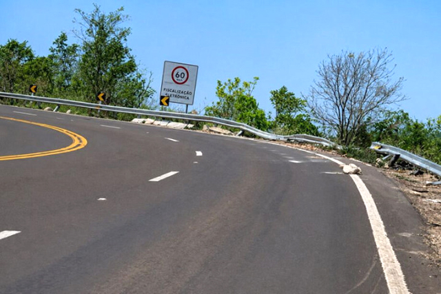Caminhoneiro morre após veículo despencar cerca de 200 metros na Serra de Maracaju