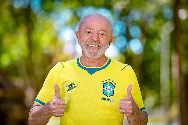 Lula é reeleito para quarto mandato como presidente do Brasil